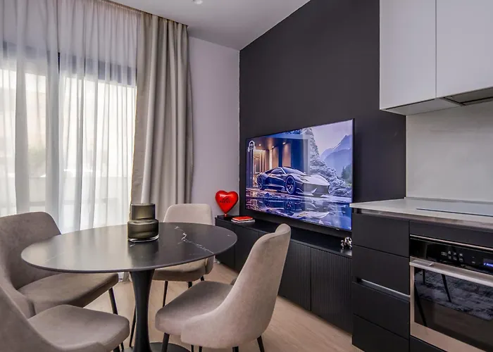 2br Luxurious Designer - Azulis1 - Garden - Free Parking אולביה