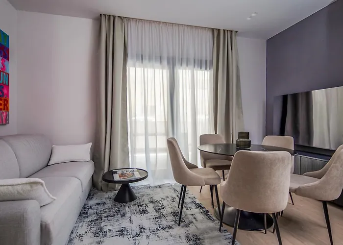 2br Luxurious Designer - Azulis1 - Garden - Free Parking דירה אולביה
