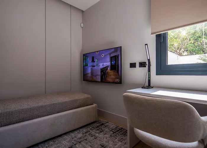 2br Luxurious Designer - Azulis1 - Garden - Free Parking אולביה