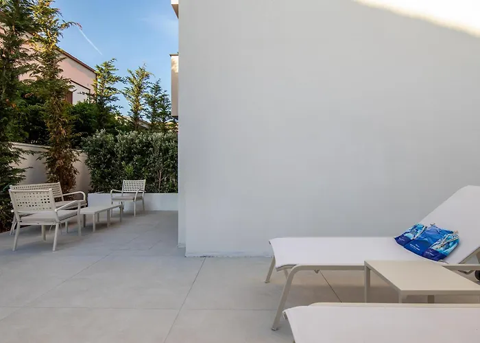 2br Luxurious Designer - Azulis1 - Garden - Free Parking Apartment