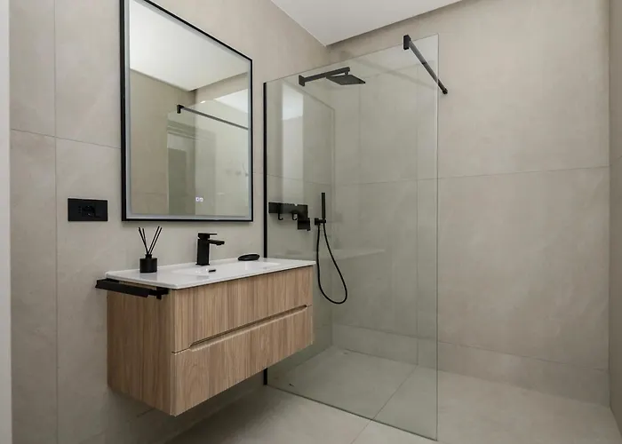 2br Luxurious Designer - Azulis1 - Garden - Free Parking דירה *