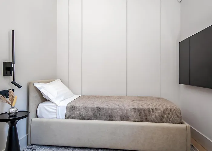 2br Luxurious Designer - Azulis1 - Garden - Free Parking דירה *