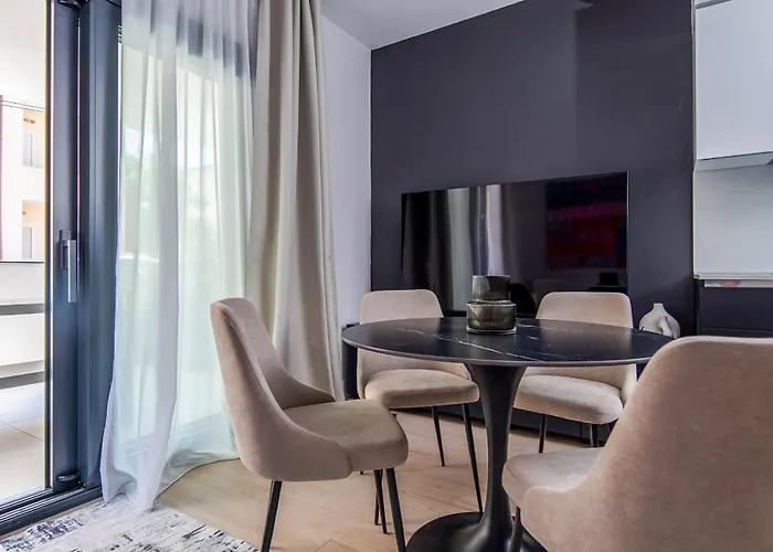 2br Luxurious Designer - Azulis1 - Garden - Free Parking דירה אולביה