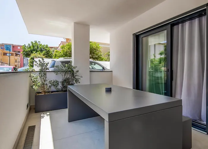 2br Luxurious Designer - Azulis1 - Garden - Free Parking דירה אולביה