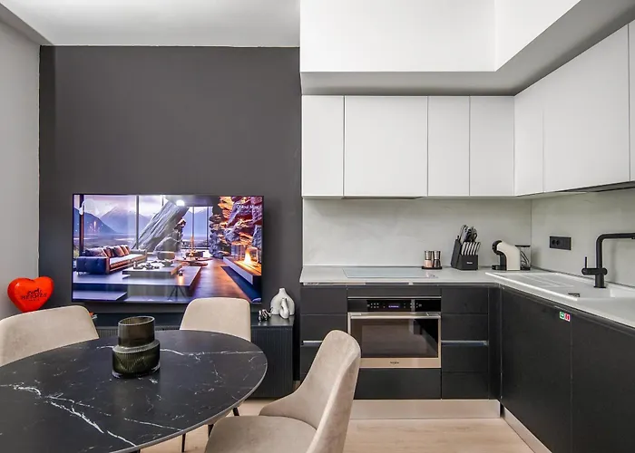 2br Luxurious Designer - Azulis1 - Garden - Free Parking דירה *